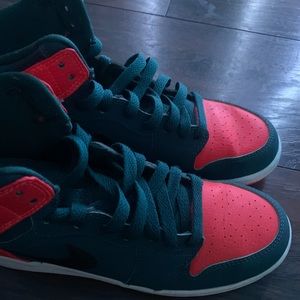 jordan 1s woman : size 5.5